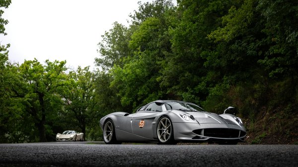 Descubra como as redes sociais facilitam a união de motociclistas e a formação de comunidades vibrantes.